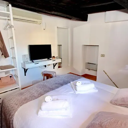 Rent In Trevi Fountain *