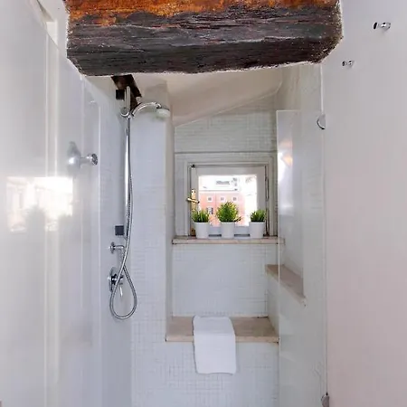 Rent In Trevi Fountain Roma