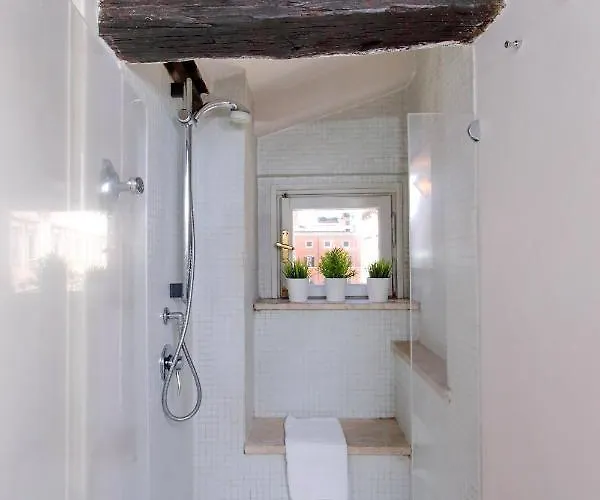 Rent In Trevi Fountain Rzym